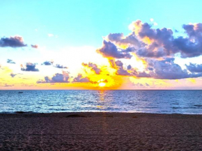 Paradise Awaits! Beach, King Bed, Private Yard & Workspace